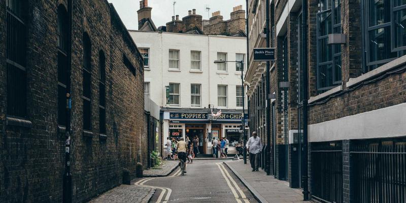 青岛礼品定制：以个性化方案，打造企业情感连接与品牌印记